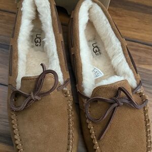 UGG Dakota Women’s Size 7. Brand New. Never Worn, in the box.
